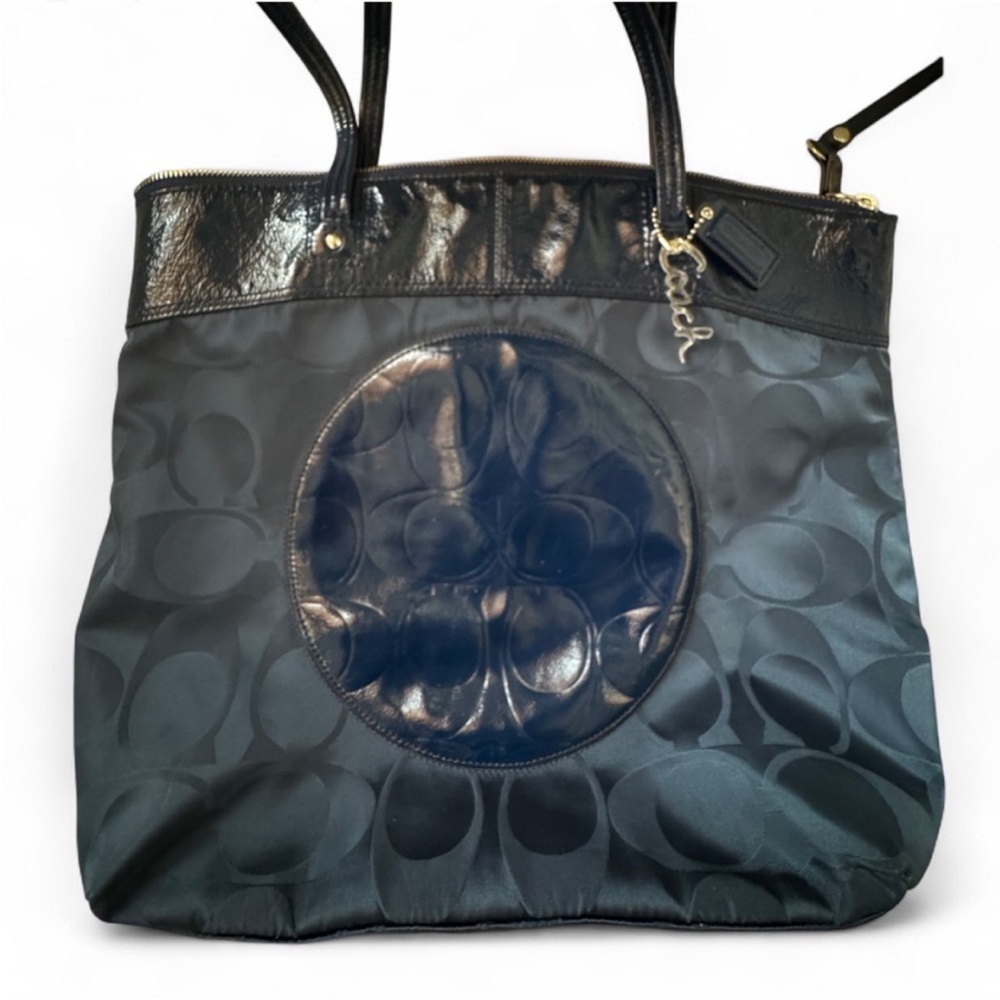 Vintage Coach Laura signature print
Large tote bag in Navy Blue
